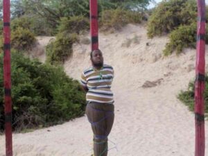 Hassan Hanafi, a former media officer for the Somali Islamist group al Shabaab, stands tied to a pole before his execution by shooting at close range on a field in General Kahiye Police Academy in Somalia's capital Mogadishu, April 11, 2016. Photo/REUTERS