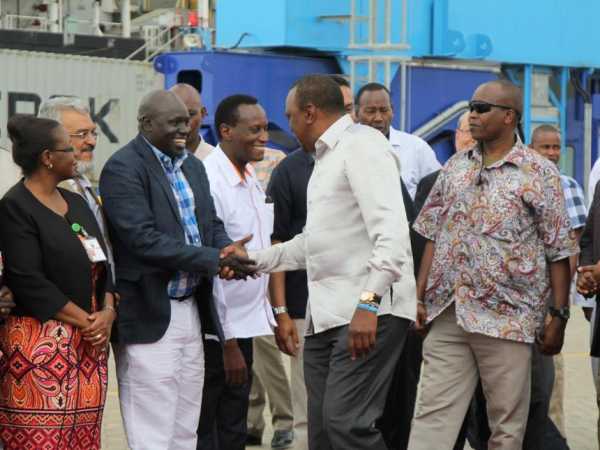 President Uhuru Kenyatta with business mogul David Lang'at, CSs Jacob Kaimenyi (Lands), Joseph Nkaisery (Interior), Henry Rotich (Treasury ), KPA MD Catherine Mturi-Wairi at the Mombasa Port, September 3, 2016 /ELKANA JACOB