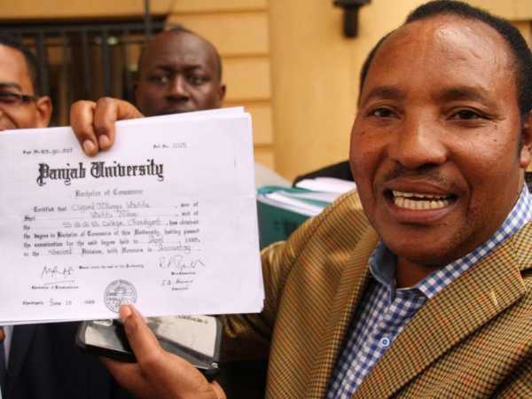Kabete MP Ferdinand Waititu shows his degree to the media at Milimani law courts after the hearing of a case filed by Kiambu Governor William Kabogo, April 5, 2016. /PHILIP KAMAKYA