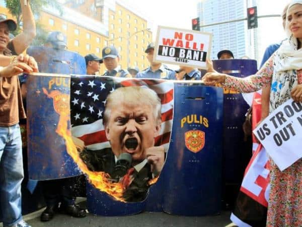 Filipino activists burn a portrait of US President Donald Trump during a protest against US immigration policies outside the US embassy in metro Manila, Philippines February 4, 2017. /REUTERS