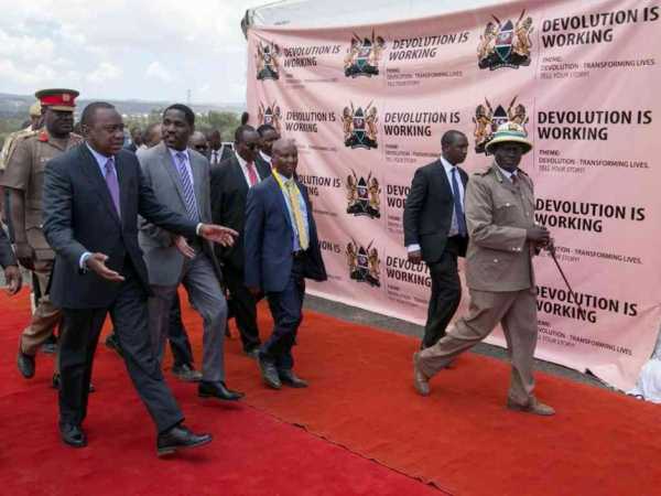 President Uhuru Kenyatta with Meru Governor Peter Munya and other officials during the devolution conference in Naivasha, March 7, 2017. /PSCU