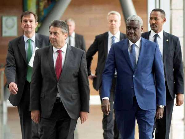 German Foreign Minister Sigmar Gabriel walks alongside Africa Union chairperson Moussa Faki as they arrive for a meeting at the Africa Union Commission headquarters in Addis Ababa, Ethiopia May 2, 2017. /REUTERS