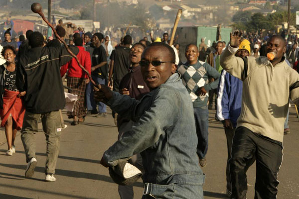 Protesters chant slogans during past clashes believed to be linked to recent anti-foreigner violence in Reiger Park, Johannesburg, May 19, 2008.  Fresh  round of xenophobic violence has broken in Gauteng Province of South Africa. PHOTO | FILE | REUTERS