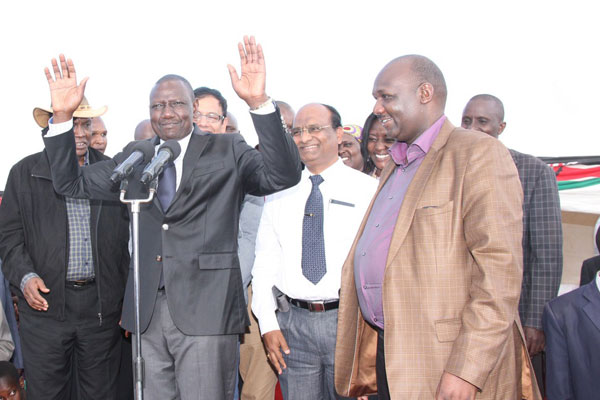 Deputy President William Ruto with the Governor Narok county Samuel Tunai and vice President Rajammhpu group of  Companies from India acknowledges after signing an MOU between Narok county Goverment and Rajammhpu where the Company will build a 3 billion sugar factory in Lolgorian  Kilgoris.