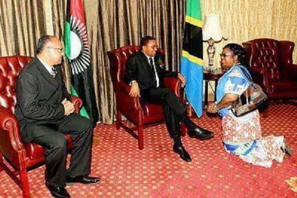 Wow Photo: Malawi President seats on the floor with villagers: Photos: Malawi President Joyce Banda Kneeling Before President Kikwete