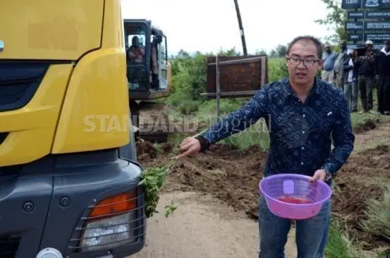 Chinese Contractors Sprinkle Blood,Spill Beer for 'Good Luck'