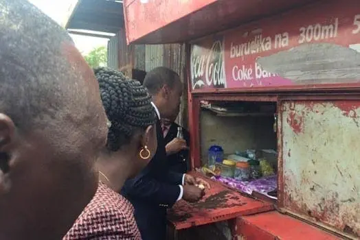 Uhuru buying soda in a Kiosk in Machakos