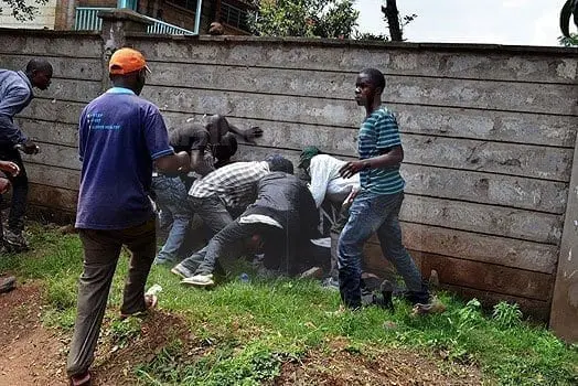 The goons mug a bystander outside Moi Avenue Primary School on May 16, 2016. PHOTO | FRANCIS NDERITU