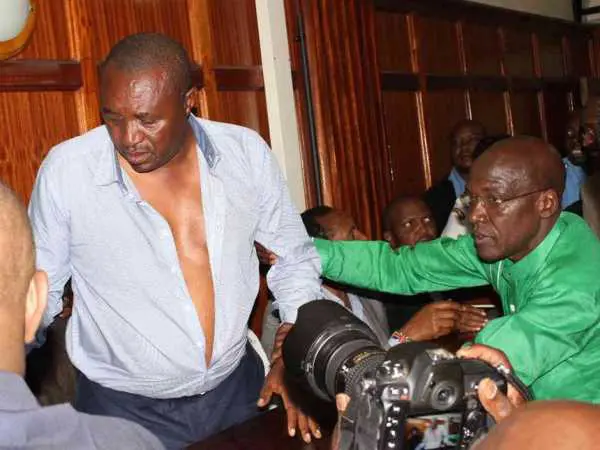 Senator Bonni Khalwale assists Bahati MP Kimani Ngunjiri after he fell ill when together with other MPS they appeared at the Milimani law courts for their incitement case on Friday, June 17. Photo/COLLINS KWEYU
