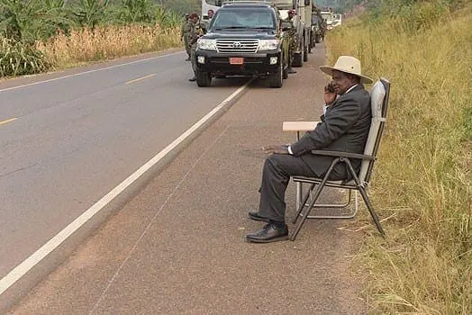 Museveni Stops His Motorcade For A Roadside Phone Call