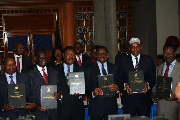 Leaders from the Senate and National Assembly display copies of the report by the Joint Select Committee on electoral reforms at Parliament on August 18, 2016.
