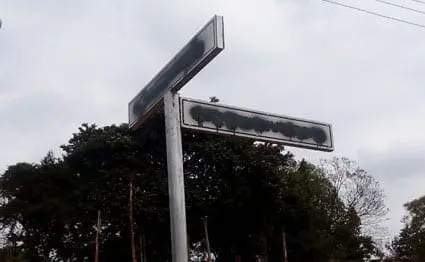 Chuka street signs celebrating Uhuru, Ruto defaced 2 Another defaced street sign in Chuka town, Tharaka Nithi County. An unidentified people defaced the signs that were celebrating Jubilee leaders. PHOTO | DAVID MUCHUI | NATION MEDIA GROUP