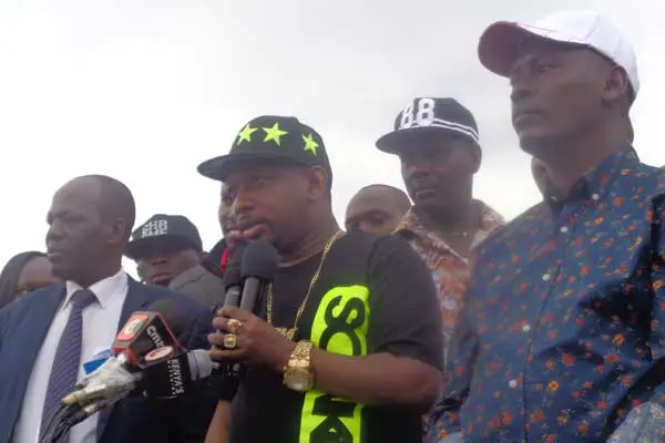 Nairobi Senator Mike Mbuvi Sonko (centre)