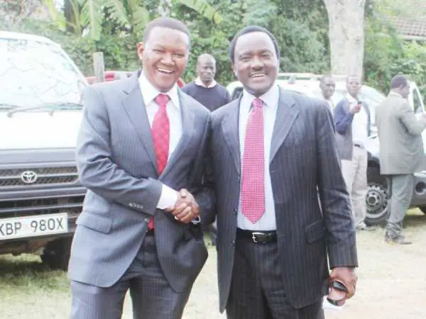 Kalonzo, Mutua display brotherhood by sharing vehicle