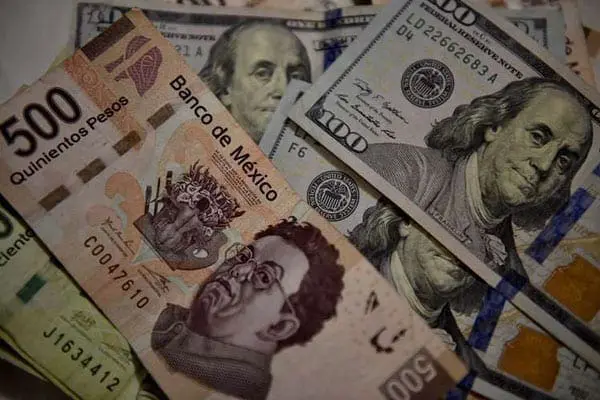 Bank notes of Mexican pesos and US dollars are