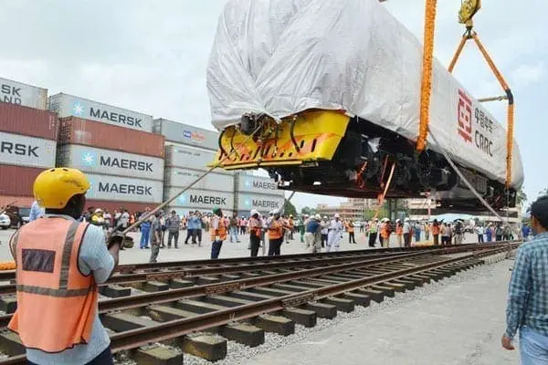 Standard Gauge Railway Port workers offload the first batch of Standard Gauge Railway (SGR) locomotives at the Port of Mombasa on January 9, 2017. PHOTO | KEVIN ODIT | NATION MEDIA GROUP