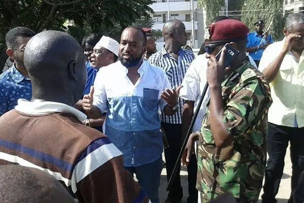 Police block Mr Joho on Nyali Bridge on March
