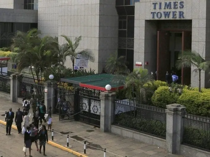 Employees of the Kenya Revenue Authority leave the headquarters in Nairobi after office hours, November 10, 2015. /REUTERS