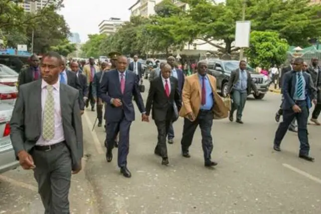 Uhuru causes a stir as he walks in the streets of Nairobi