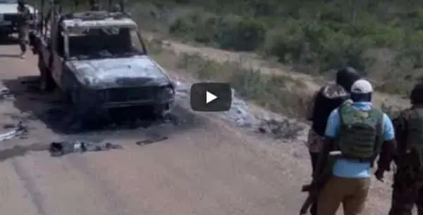 Al-Shabaab attacks police escorting convoy - VIDEO 1 Al-Shabaab attacks police escorting convoy - VIDEO