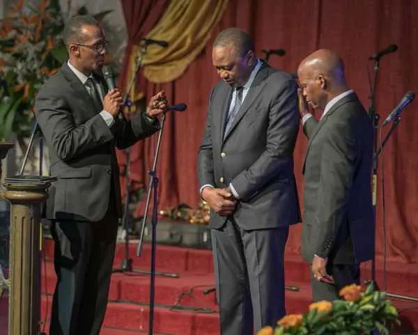 VIDEO: UHURU BECOMES EMOTIONAL AS HE CONFESS HIS SINS IN CHURCH