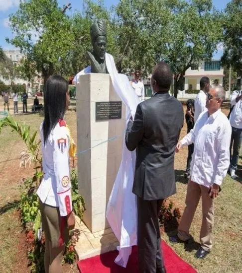 VIDEO: President Uhuru Visit His Father's Statue In CUBA 1 VIDEO: President Uhuru Visit His Father's Statue In CUBA