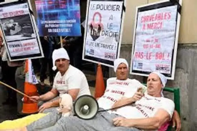 VIDEO: Paris police in pajamas protest their working conditions