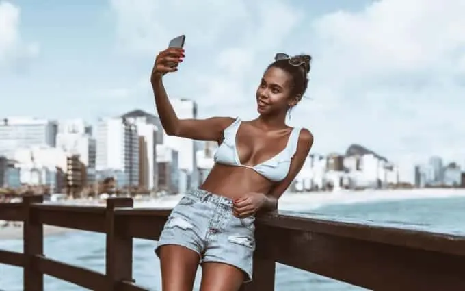 Selfie clinic: Taking many photos a sign of mental illness