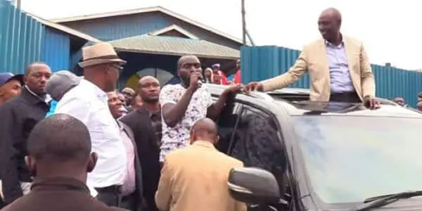 DP Ruto 'blesses' lucky Kawangware man with a white envelope