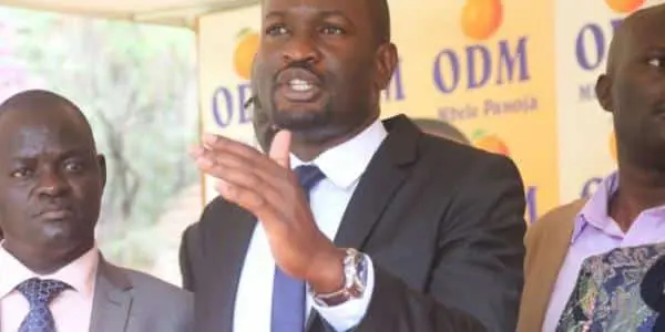 Sifuna Captured Issuing Orders For Khalwale,Barasa to be Chased From Kibra