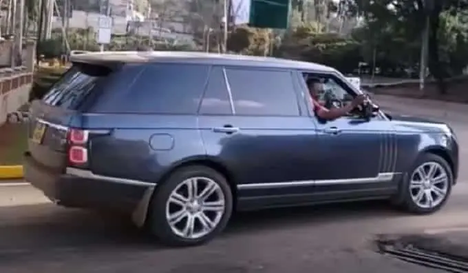 VIDEO: Uhuru Seen Driving Himself On The Streets Of Nairobi 1 VIDEO: Uhuru Seen Driving Himself On The Streets Of Nairobi
