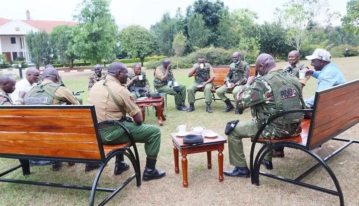 DP William Ruto Sharing a cup of tea with his new security team 2 DP Ruto With New Security Team2