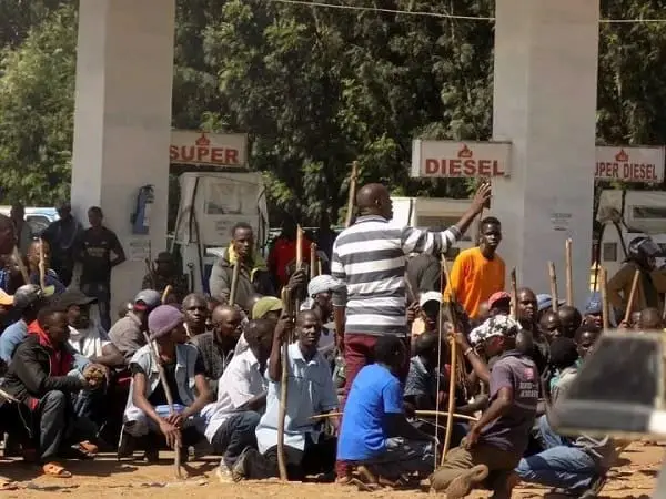 Nairobi Terror Gang of Youths Snatch Valuables from Cars
