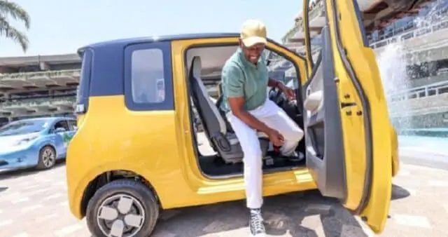 Ruto Drives Self in Tiny Electric Car to Climate Summit at KICC