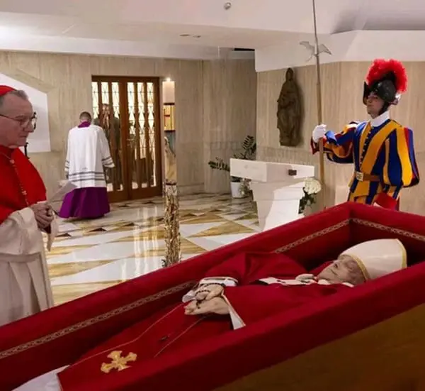 Photos of Pope Francis Lying in State at Santa Marta Chapel 4 Pope Francis Lying in State 4