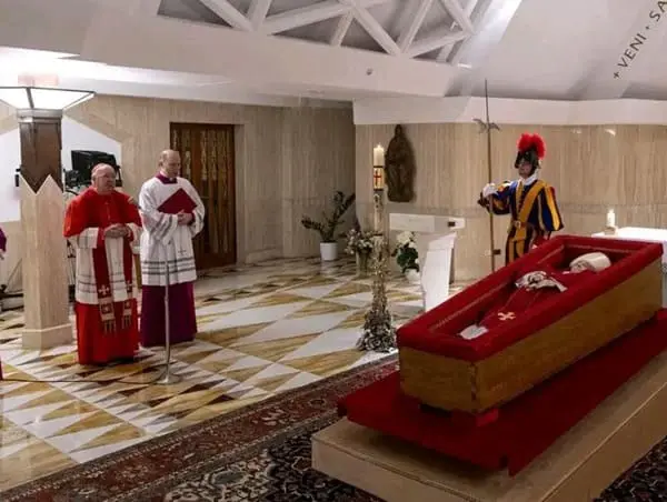 Photos of Pope Francis Lying in State at Santa Marta Chapel 1 Photos of Pope Francis Lying in State at Santa Marta Chapel