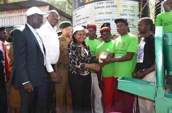 Photos: Kibera youth receive posho mill bought by Uhuru
