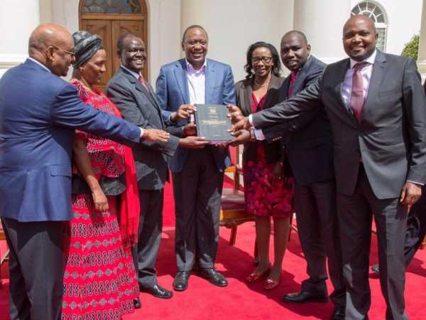 President Uhuru Kenyatta received the report of the joint parliamentary select committee on IEBC reforms at Stae House in Nairobi, AUgust 18, 2016. /PSCU