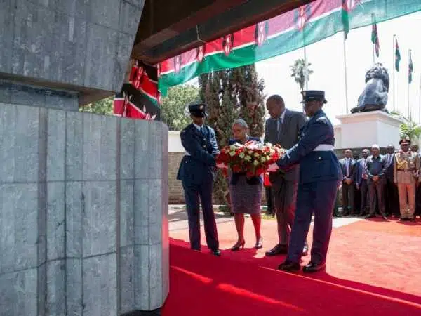 President Uhuru Kenyatta lays a wreath at the Mausoleum in parliament precincts for Kenya’s founding father, the late Mzee Jomo Kenyatta, August 22, 2016. / PSCU
