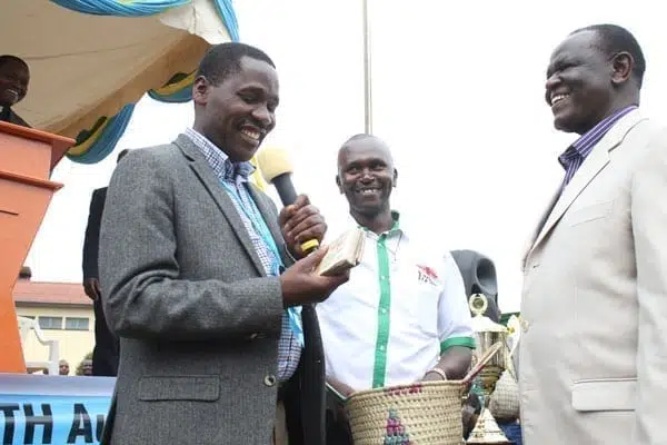 Meru Governor Peter Munya receives Senator Kiraitu Murungi's donation during a church fundraiser in the county on August 20, 2016. The two politicians clashed at the event as they tried to discredit each other's development track record. PHOTO | PHOEBE OKALL | NATION MEDIAG GROUP