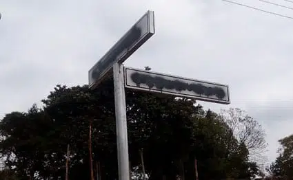 Another defaced street sign in Chuka town, Tharaka Nithi County. An unidentified people defaced the signs that were celebrating Jubilee leaders. PHOTO | DAVID MUCHUI | NATION MEDIA GROUP