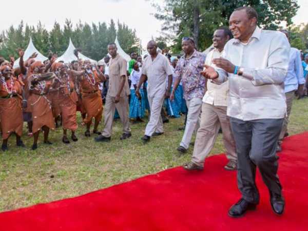 Kwale Governor Salim Mvurya and President Uhuru Kenyatta arrive for a public rally at Jomo Kenyatta Primary School on Saturday /DPPS