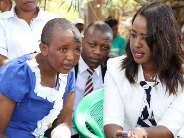Machakos Governor Alfred Mutua's wife Lilian Nganga with Jackline Mwende, 27, who was battered by her husband, during a visit at her parents' home in Kathama village, August 3, 2016. /ERIC KAMANGA