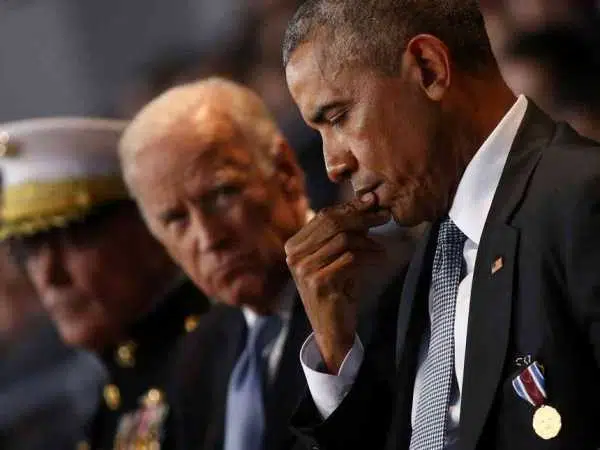 US President Barack Obama attends a military full honor review farewell ceremony given in his honor, accompanied by Vice President Joe Biden (C) and Joint Chiefs of Staff Chairman General Joseph Dunford (L) at Joint Base Myer-Henderson in Washington, January 4, 2017. /REUTERS