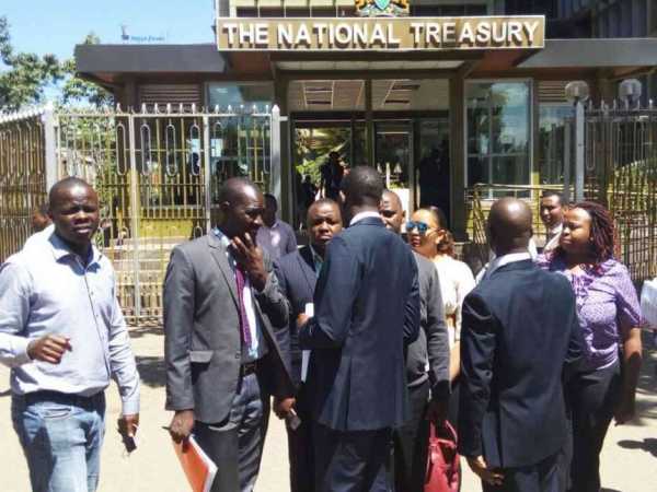 Officials of the Kenya Medical Practitioners and Dentists Union outside the Treasury where they gave feedback on efforts to end their strike, January 6, 2017. /RHODA ODHIAMBO
