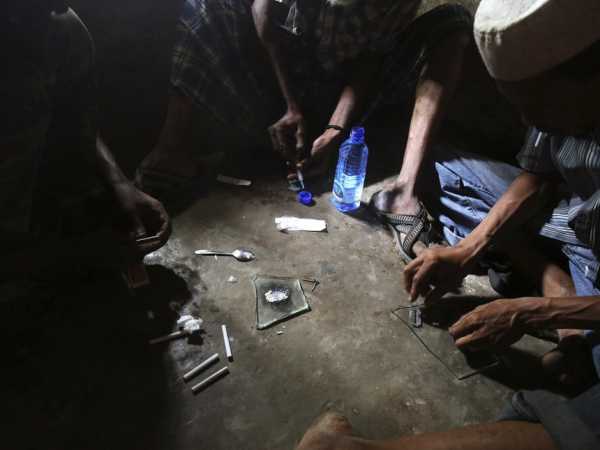 Heroin addicts in Lamu county prepare the drug before using it, November 21, 2014. /REUTERS