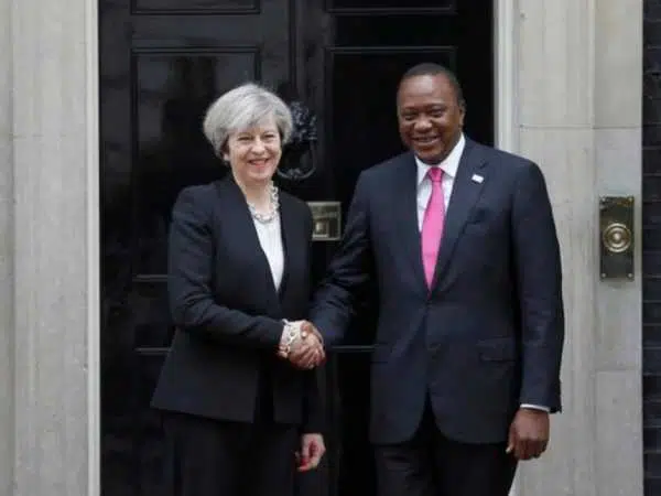 Britain's Prime Minister Theresa May greets President Uhuru Kenyatta in Downing street ahead of the Somalia Conference, in London, Britain May 11, 2017. /REUTERS