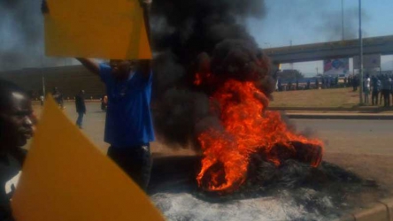 Anti-IEBC protesters loot in Kisumu (Video)