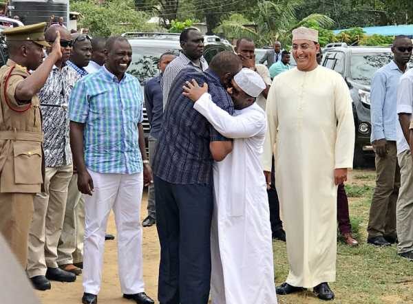 Uhuru consoles ex-Senator Hassan Omar after his mum dies