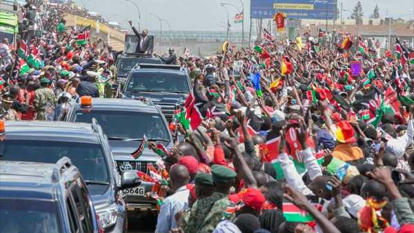 Kenyans go Crazy on President Uhuru Kenyatta along Thika Road